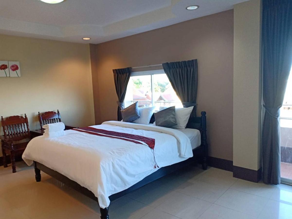 Submukda Phoomplace Hotel Мукдахан Екстер'єр фото